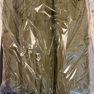 Dark moss green duvet cover set - brand new - retails for 170$ - selling for 75$
